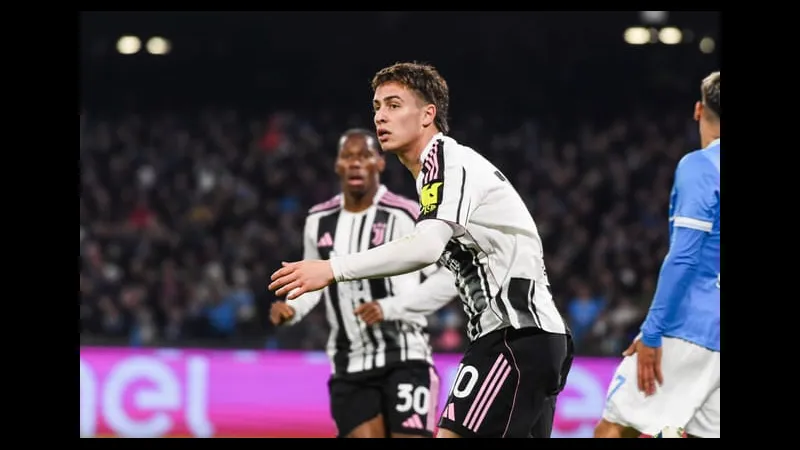 Cầu thủ Juventus dùng kỹ thuật vượt qua cầu thủ Pafos trong trận đấu bóng đá