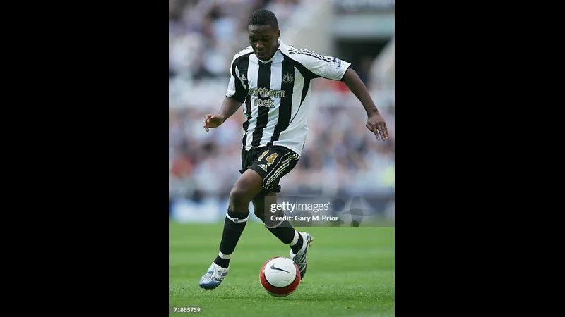 Cầu thủ của Newcastle dùng kỹ thuật để vượt qua cầu thủ của Fulham
