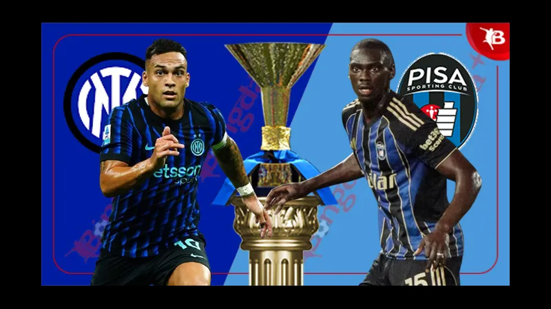 Cầu thủ Inter Milan và Pisa đua nhau giành bóng trên sân cỏ