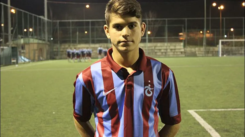 Cầu thủ U19 Thổ Nhĩ Kỳ tung cú sút mạnh trước khung thành của U19 Kosovo